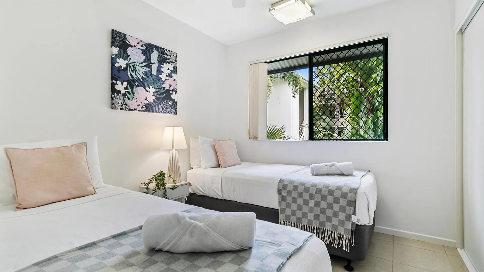 Traveller Jam Close To City, Airport And Esplanade Cairns