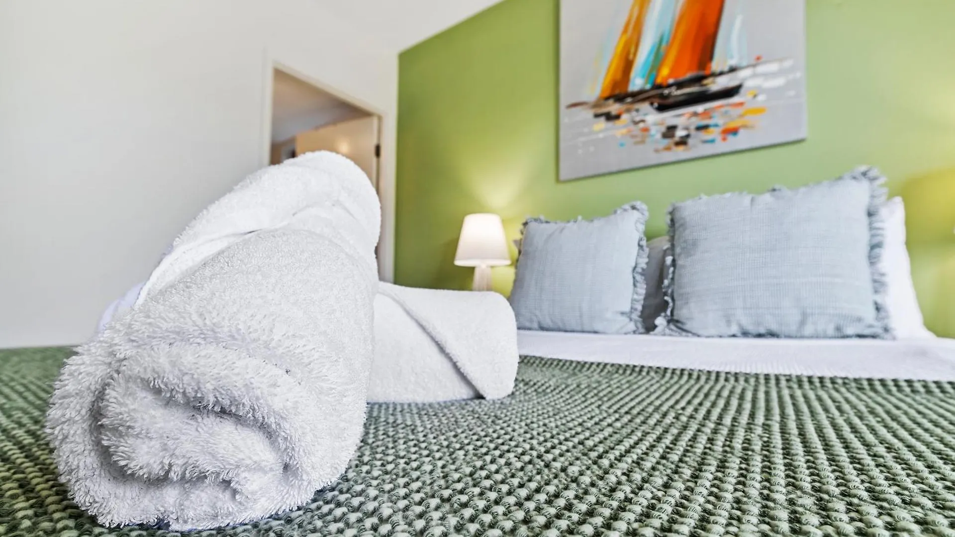 Traveller Jam Close To City, Airport And Esplanade Cairns Australia