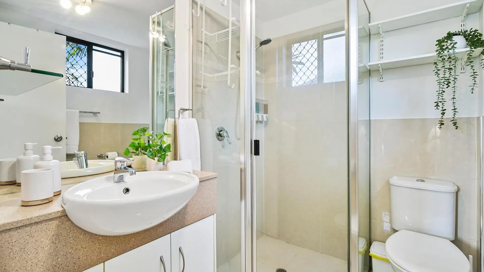 Traveller Jam Close To City, Airport And Esplanade Cairns