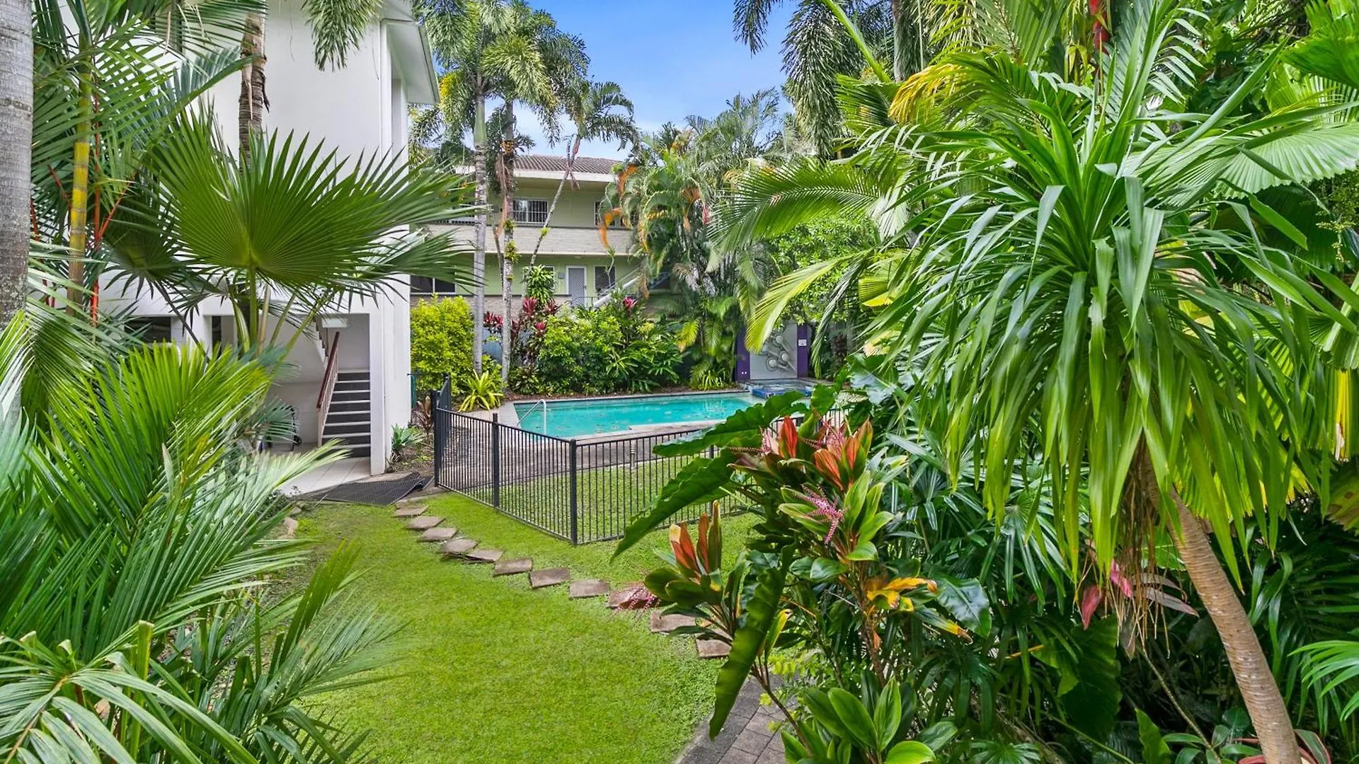Traveller Jam Close To City, Airport And Esplanade Cairns Australia